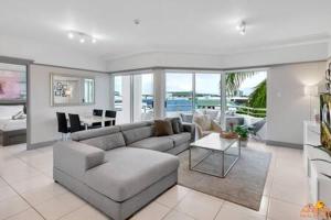 uma sala de estar com um sofá e uma mesa em The heart of Cairns City with panoramic views em Cairns