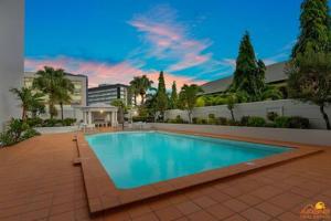 uma piscina no meio de um pátio em The heart of Cairns City with panoramic views em Cairns