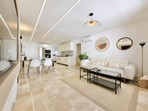 un soggiorno con un divano e un tavolo di The Stylish Apartment a Puerto de la Cruz Altre 15 foto