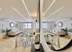 un soggiorno con tavolo e sedie di The Stylish Apartment a Puerto de la Cruz