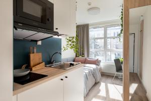 une cuisine avec un évier et un plan de travail dans l'établissement MILESTONE Krakow Center Student Living, à Cracovie 9 autres photos