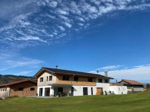 dom na polu z niebieskim niebem w obiekcie Geißhof w mieście Rettenberg