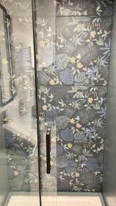 una puerta de cristal con un estampado floral en ella en Appartement au calme dans le quartier historique pour 4 personnes avec espace extérieur, en Pau