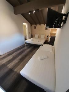 Condamine-Châtelard的住宿－Chalet Sainte Anne，客房设有两张床和一台平面电视。