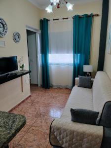 ein Wohnzimmer mit einem Sofa und einem TV in der Unterkunft Anaga y La laguna a tus pies in Santa Cruz de Tenerife