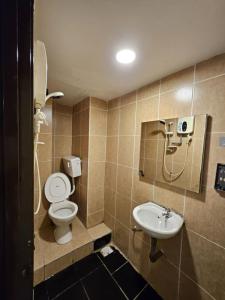 y baño con aseo y lavamanos. en HOTEL Rampai Rooms, en Kuala Lumpur