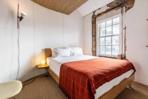 1 dormitorio con cama y ventana en Explore the Locale in a Sustainable Renovated Pub en Melbourne