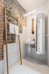 y baño con lavabo y espejo. en Explore the Locale in a Sustainable Renovated Pub en Melbourne