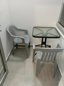 アヤナパにあるBluejSuiteの椅子2脚、テーブル1台、テーブル1台、椅子1脚