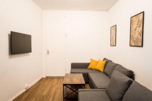 a living room with a couch and a tv at Three Bedroom plus big kitchen plus SelfCheckIn plus Street Parking in Berlin