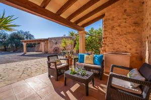 d'une terrasse avec un canapé, des chaises et une table. dans l'établissement Can Xim, à Felanitx