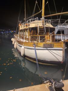 a boat is docked in the water at night at Bateau pirate in Crespinet