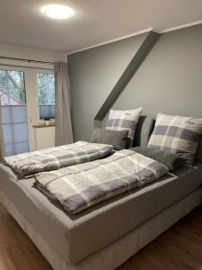 2 camas sentadas en un sofá en una habitación en Ferienwohnung Haus Peters "De Groote", en Marschkamp