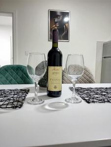 una botella de vino y dos copas de vino en una mesa en Divčibarski Vidik, en Divčibare