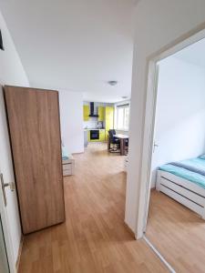 Zimmer mit einer Tür, die zu einem Schlafzimmer führt in der Unterkunft ADSA Apartment Linz in Linz