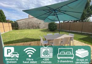 uma mesa e cadeiras debaixo de um guarda-sol num quintal em Échappée de la Loire - Jardin - Parking - 3 chamb. em Divatte sur Loire