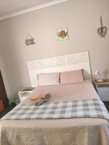 1 dormitorio con 1 cama con manta a cuadros en Accommodation@42 Capital en Pretoria