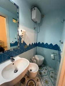 łazienka z umywalką i toaletą w obiekcie beb Rosy w mieście Napoli