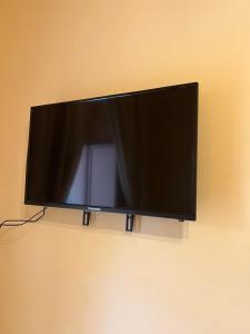 TV de pantalla plana colgada en la pared en beb Rosy, en Nápoles