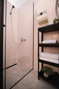 a bathroom with a shower with a glass door at CITYSTAY Sopockie studio w stylu skandynawskim! in Sopot