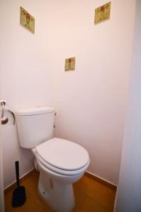 a bathroom with a white toilet in a room at CITYSTAY Sopockie studio w stylu skandynawskim! in Sopot