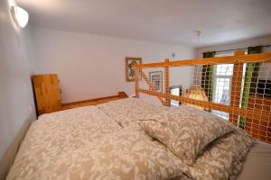 1 dormitorio con 1 cama con cabecero de madera en CITYSTAY Sopockie studio w stylu skandynawskim! en Sopot