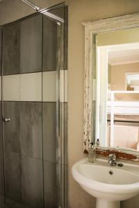 東倫敦的住宿－特拉斯住宿加早餐旅館，一间带水槽和玻璃淋浴的浴室