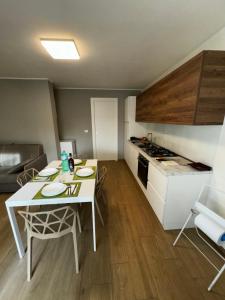 eine Küche mit einem weißen Tisch und Stühlen in einem Zimmer in der Unterkunft Villa Gina Case Vacanze in Roseto degli Abruzzi