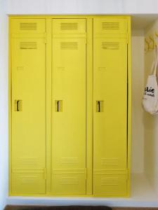 três cacifos amarelos num quarto com uma bolsa em Grand Appartement 4 Pièces à 10min Paris (80m2) em Vitry-sur-Seine