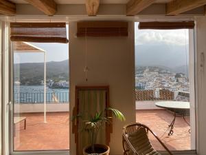 Habitación con balcón con vistas a la ciudad. en The Green House, en Cadaqués