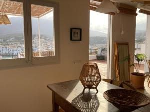 uma mesa de jantar com vista para a cidade em The Green House em Cadaqués