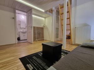 ブダペストにあるP6 Apartment by NWのベッド1台、階段、バスルームが備わる客室です。