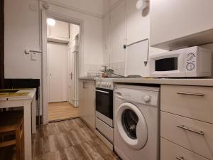 ブダペストにあるP6 Apartment by NWのキッチン(洗濯機、電子レンジ付)