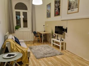 sala de estar con sofá y mesa en P6 Apartment by NW, en Budapest