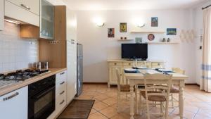 une cuisine avec une table et une salle à manger dans l'établissement Luisa Sunny House, à Santa Maria Navarrese