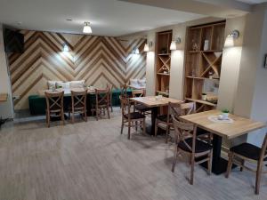 un restaurante con mesas y sillas en una habitación en Youtopia Riverside en Stara Zagora