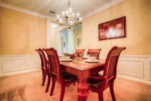 een eetkamer met een houten tafel en stoelen bij Vista Cay 44 by Top Villas in Orlando
