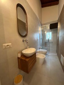 Santa LuriaにあるVilla Acquamarina Stella di Mareのバスルーム(洗面台、トイレ、鏡付)