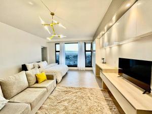 sala de estar con sofá y TV en Airy Apartment w/ Pool + Gym en Nairobi