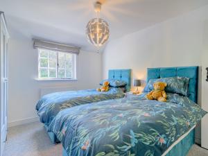 een slaapkamer met twee teddyberen op een bed bij 3 Bed in Hay-on-Wye 91642 in Mansel Gamage