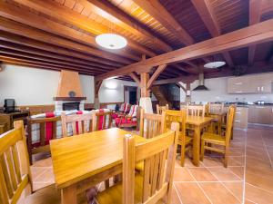una sala da pranzo con tavoli e sedie in legno di Amplia casa rural en entorno natural a Ziortza-Bolibar Altre 22 foto