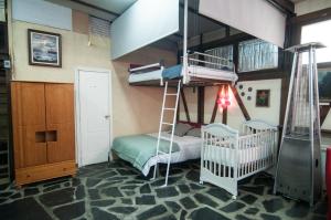 ein Schlafzimmer mit einem Etagenbett und einer Leiter in der Unterkunft Multiespacios Bu2 in Humanes de Madrid