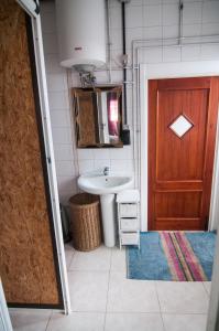 ein Badezimmer mit Waschbecken und Holztür in der Unterkunft Multiespacios Bu2 in Humanes de Madrid + 20 Fotos