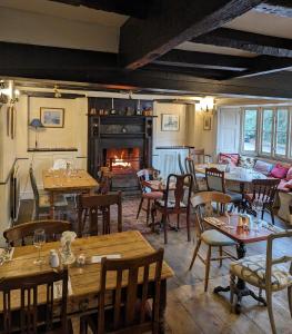 un restaurante con mesas y sillas y una chimenea en Bartholomew Arms, en Northampton