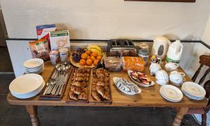 stół z jedzeniem w obiekcie Bartholomew Arms w mieście Northampton