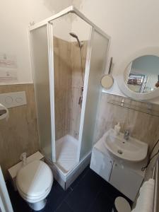 ein Badezimmer mit Dusche, Toilette und Waschbecken in der Unterkunft B&B Stazione37 in Taranto + 18 Fotos