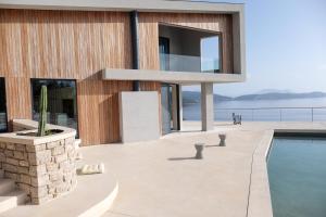 - Vistas al exterior de una casa con piscina en Villa ODISSOS en Syvota