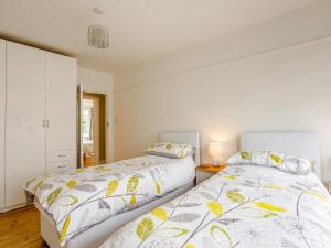 two beds sitting next to each other in a bedroom at 3 Bed in Sidmouth 78021 in Sidmouth