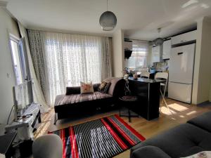 - un salon avec un canapé et une table dans l'établissement Lovely apartment in Küçükyalı, à Istanbul