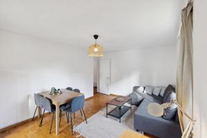 uma sala de estar com um sofá e uma mesa em Charming and comfortable Apartment em Zürich